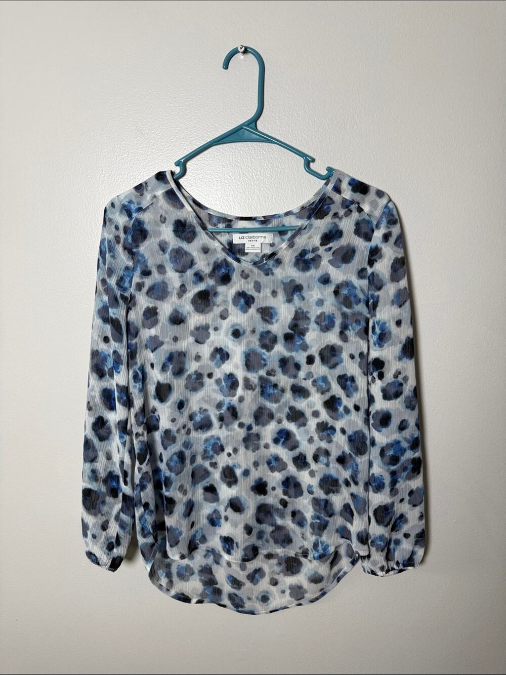 Liz Claiborne White and Blue Leopard Print Long Sleeve Top Size Small Petite
